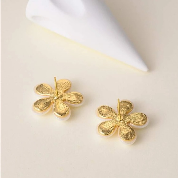 14k Gold Faux Pearl Flower Stud Earrings - Picture 5 of 11